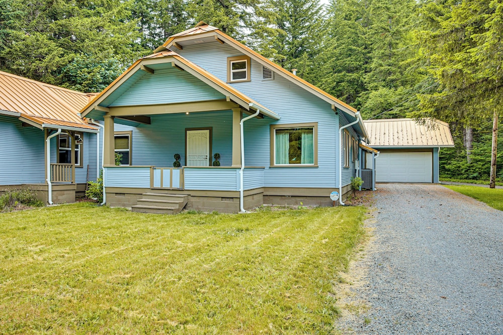 7 Mi to Mt Rainier NP: Home w/ Private Hot Tub!