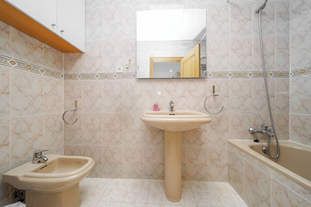 Modern 3-bed Apt, Sleeps 7, 6 Min Walk to Beach