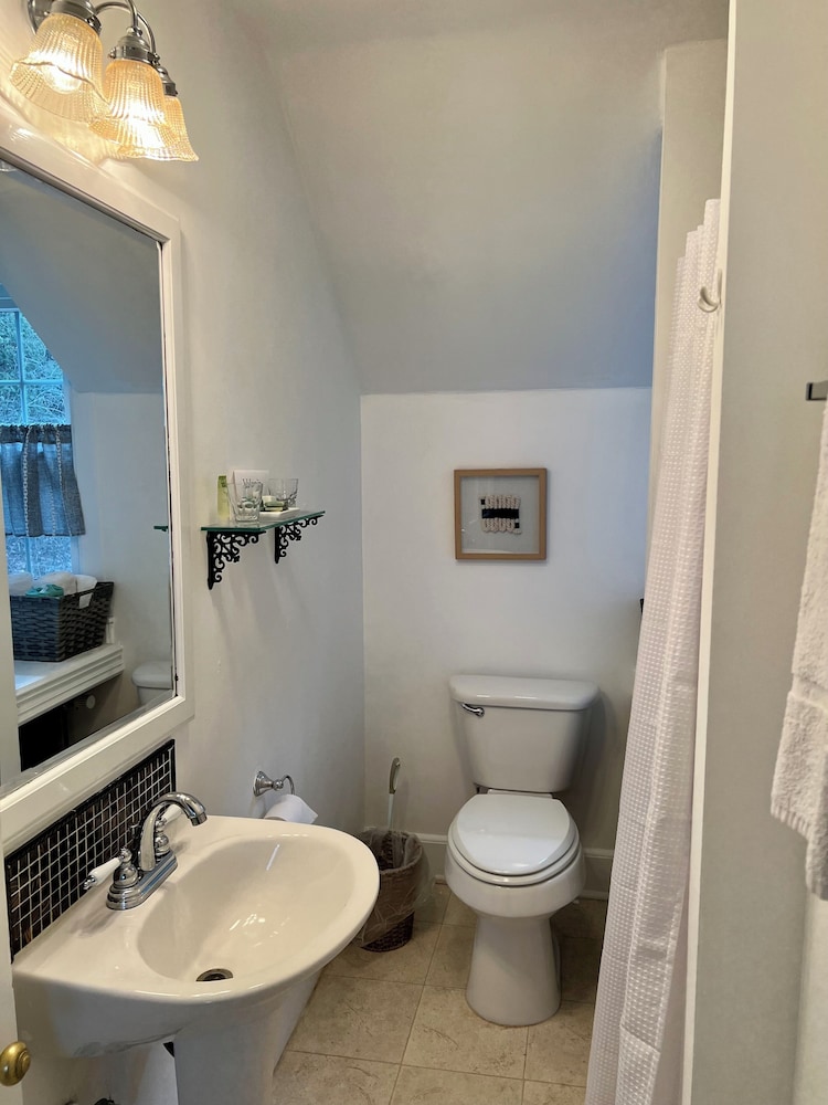 Valcour Inn & Boathouse