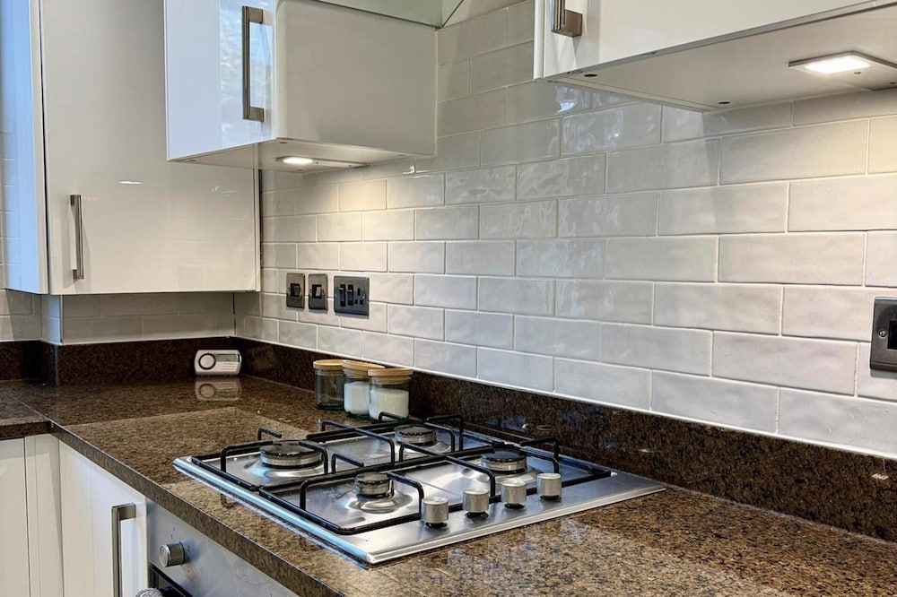 2bed Apartment-sleeps 4, Pets Ok & Balcony