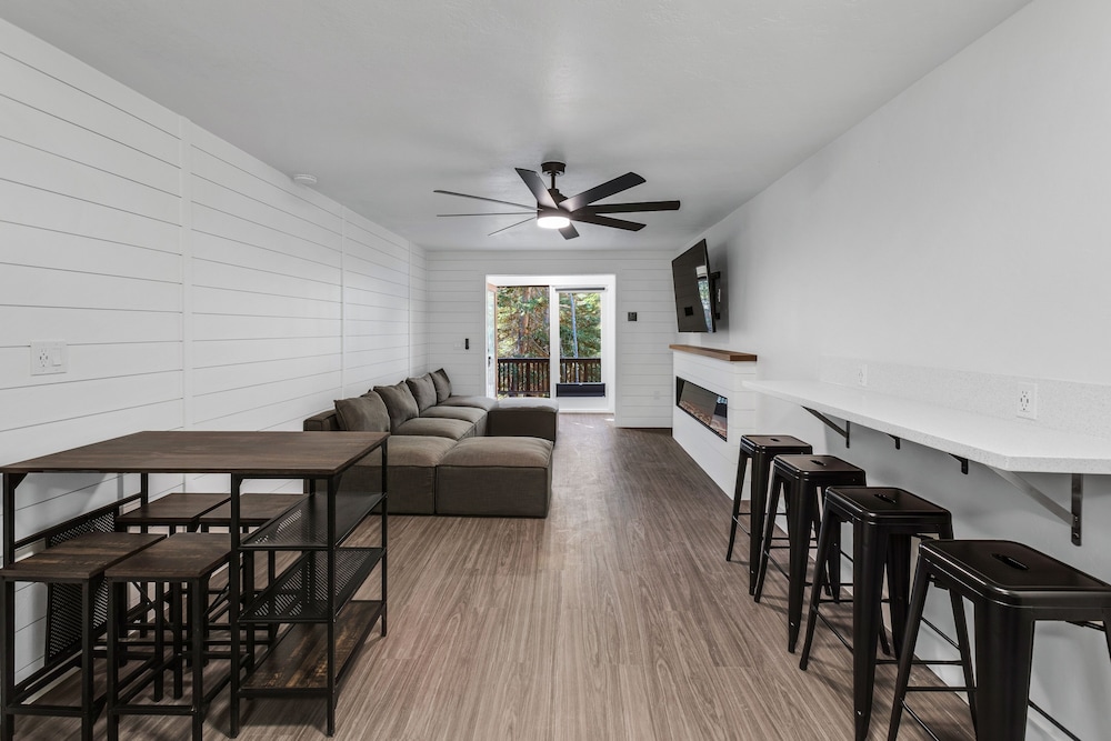 Beaver Vacations - Beautiful Ski-in/ski-out Condo Located On The Eagle Point Resort! 1 Bedroom Condo by RedAwning - Property Image 9