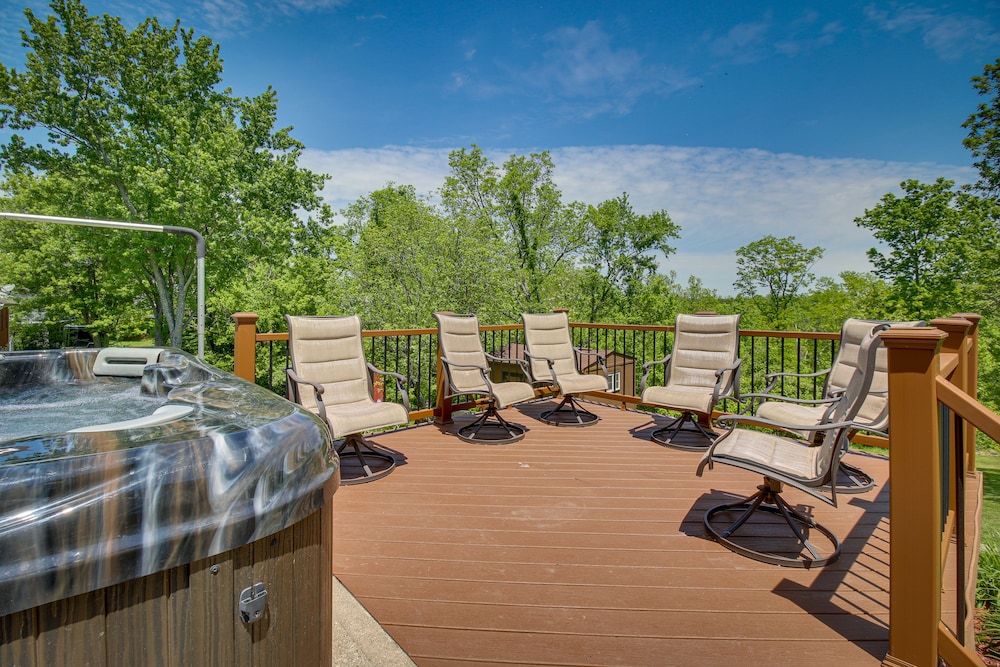 Home w/ Hot Tub + Deck ~ 3 Mi to Ark Encounter!