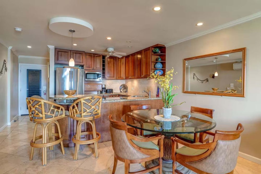 Whale Watching From Artist Inspired Retreat 2 Oceanfront Lanais AC