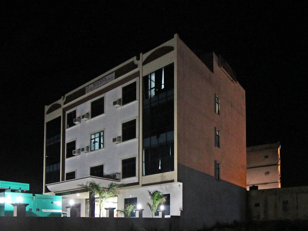 OYO 5093 Hotel Broadway