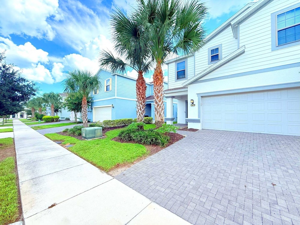Family Villa in Windsor Lazy River BBQ Pool