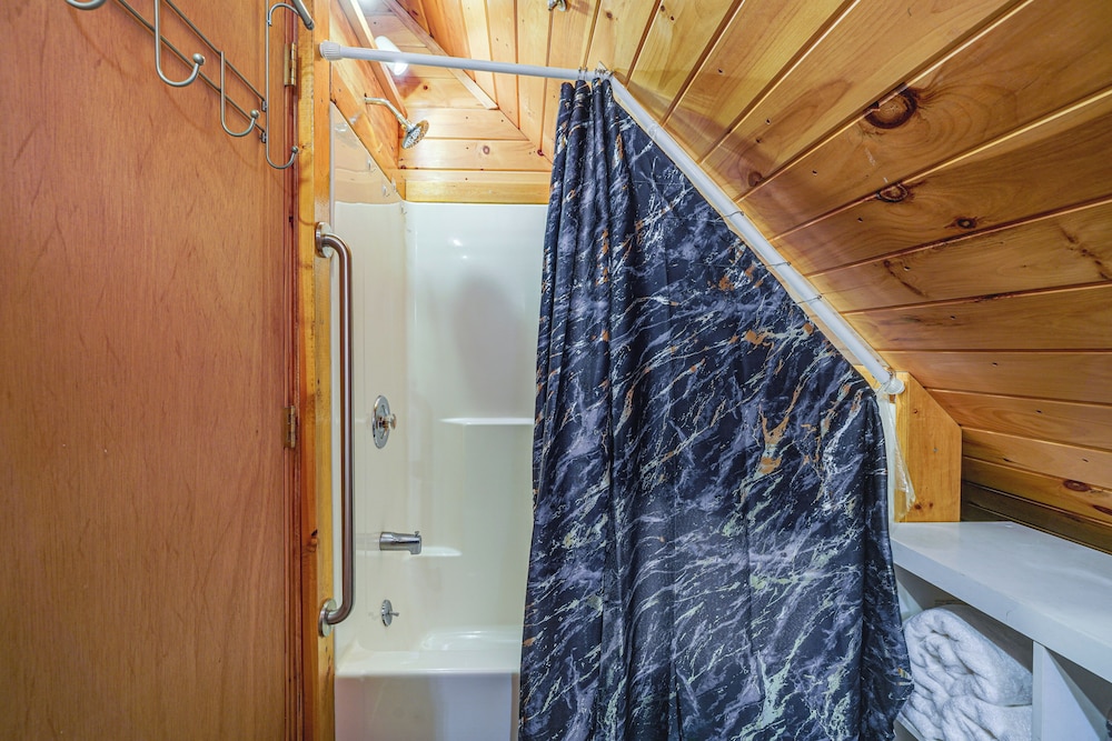 Hot Tub + Pet Friendly: Quiet French Creek Getaway