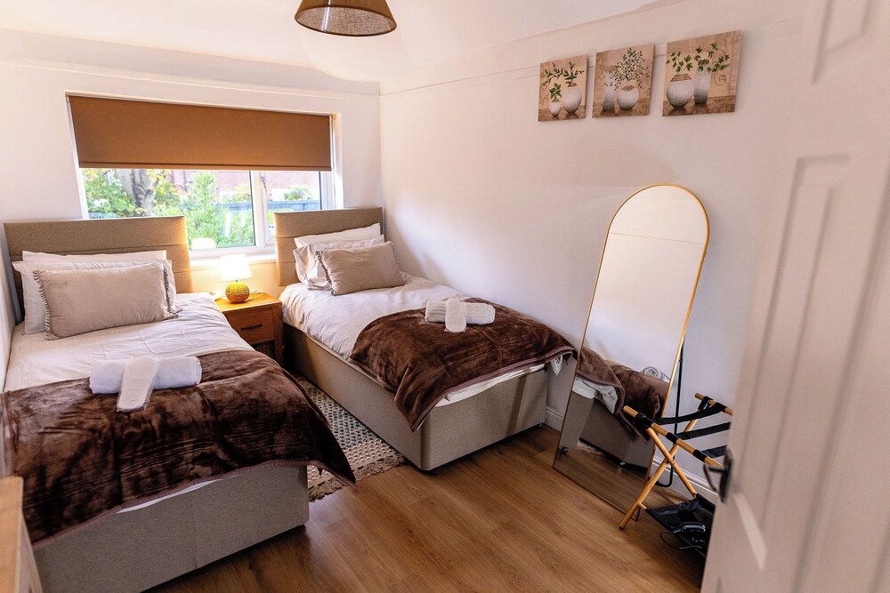 Beautiful Wythenshawe Home Near Airport With Garden & Parking Sleeps 5