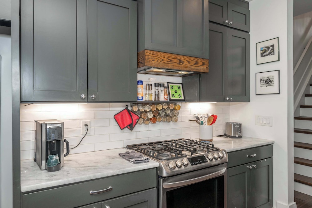 Northside Nook Home for 6!