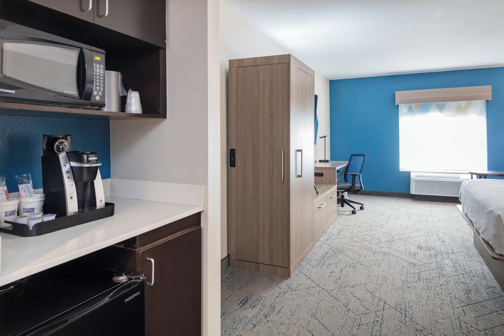 Roanoke Rapids Vacations - Holiday Inn Express  Suites Roanoke Rapids SE, an IHG Hotel - Property Image 13