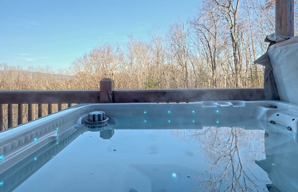 Hot Tub 3 Fireplaces Mountain Views Game Room