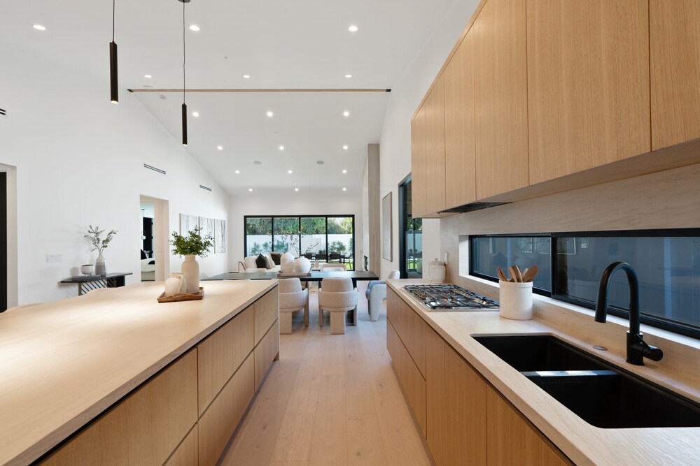 Noble Modern - Urban Sanctuary in Sherman Oaks With Poolside and Patio