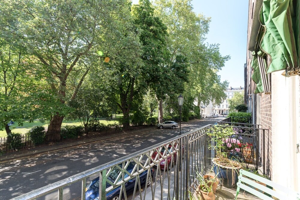 Elegant 3 Bedroom Home Located in South Kensington