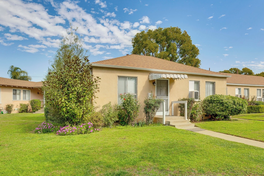 3 Mi to Universal Studios: Chic Home w/ Yard!