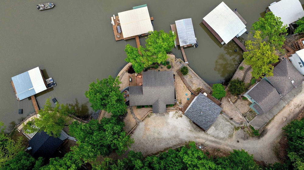Trails End Hideaway Waterfront