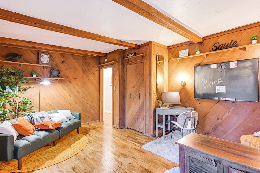 2 Mi to Downtown Flushing: Spacious Retreat!