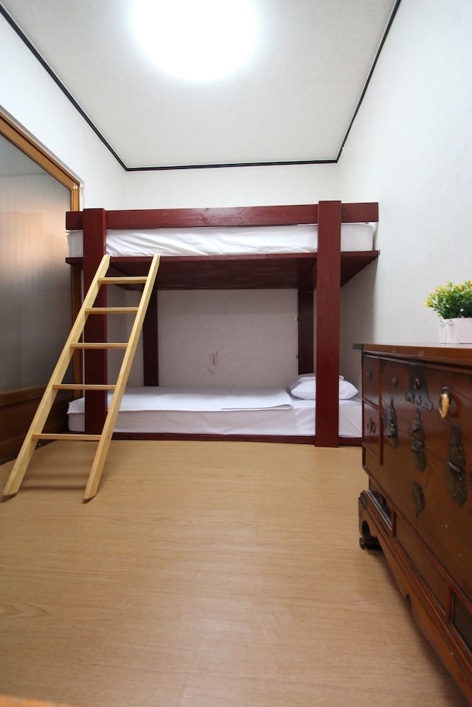 iCOS Guesthouse 1 for Female - Hostel