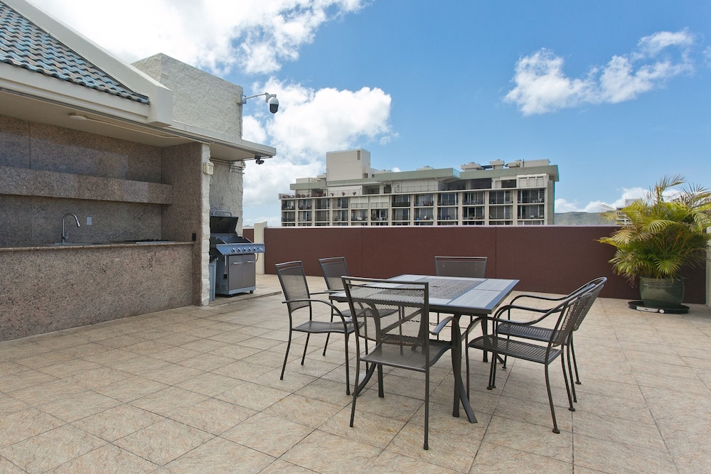 Waikiki Oasis Private One Bedroom 1 Condo by RedAwning