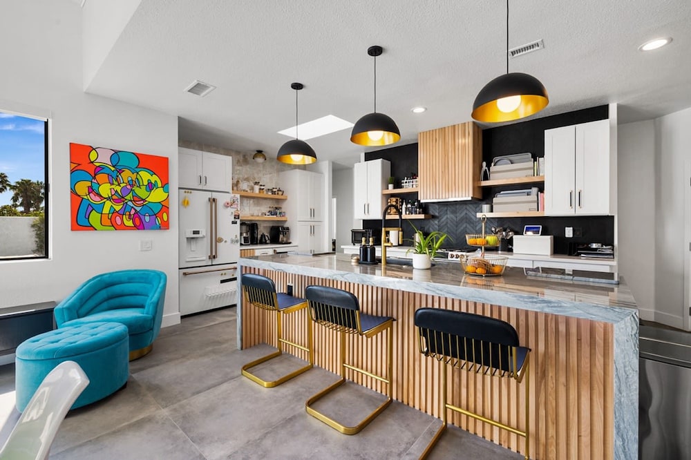 The Lighthouse- Monthly 4 bd 4 bth Pool Spa