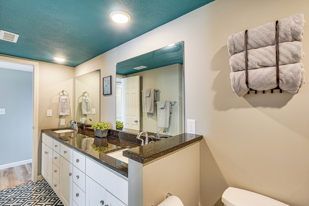 Pool Access & Lake Views: Osage Beach Family Gem