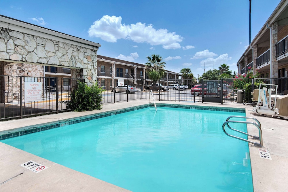 Motel 6 San Antonio, TX - Northwest Medical Center