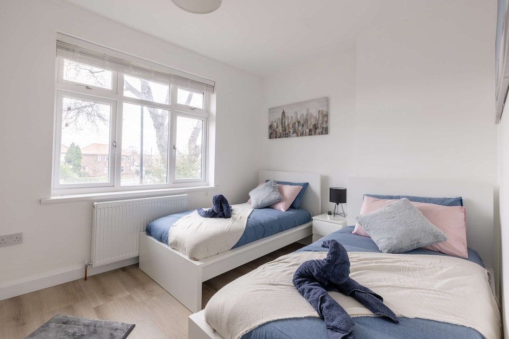 Free Parking - 4 Bedroom House