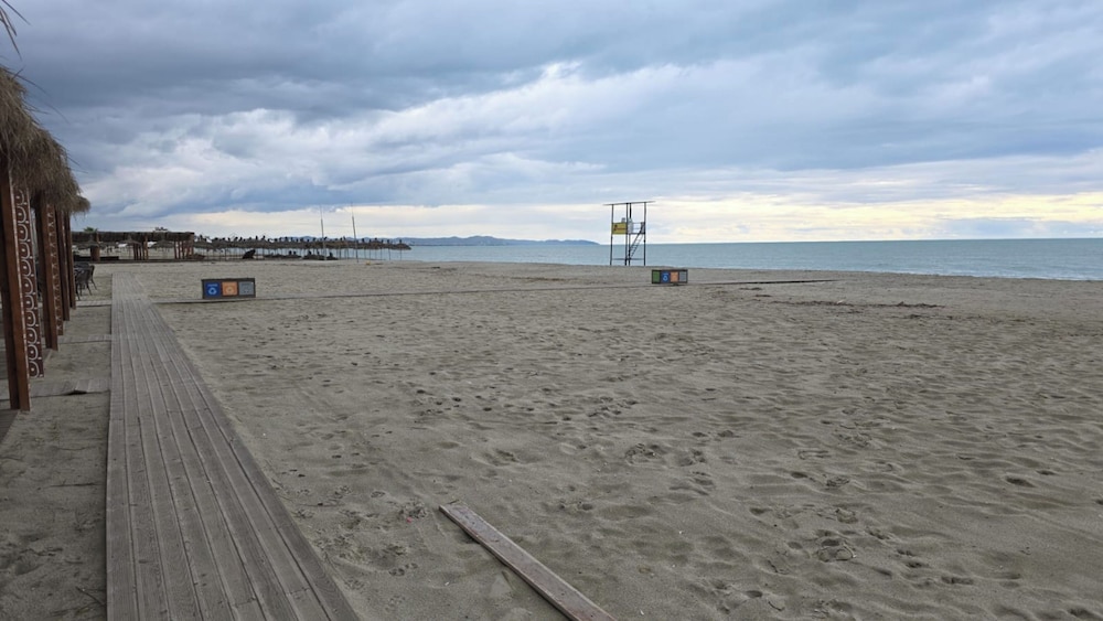 Tirent Apartment - Cozy Bedrooms Stay by Golem Beach.