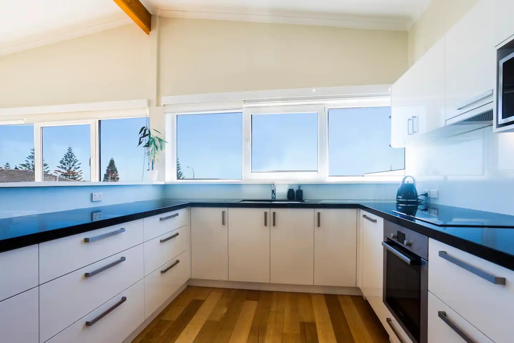 Beautiful 3BR Beachside Apt in Cottesloe!