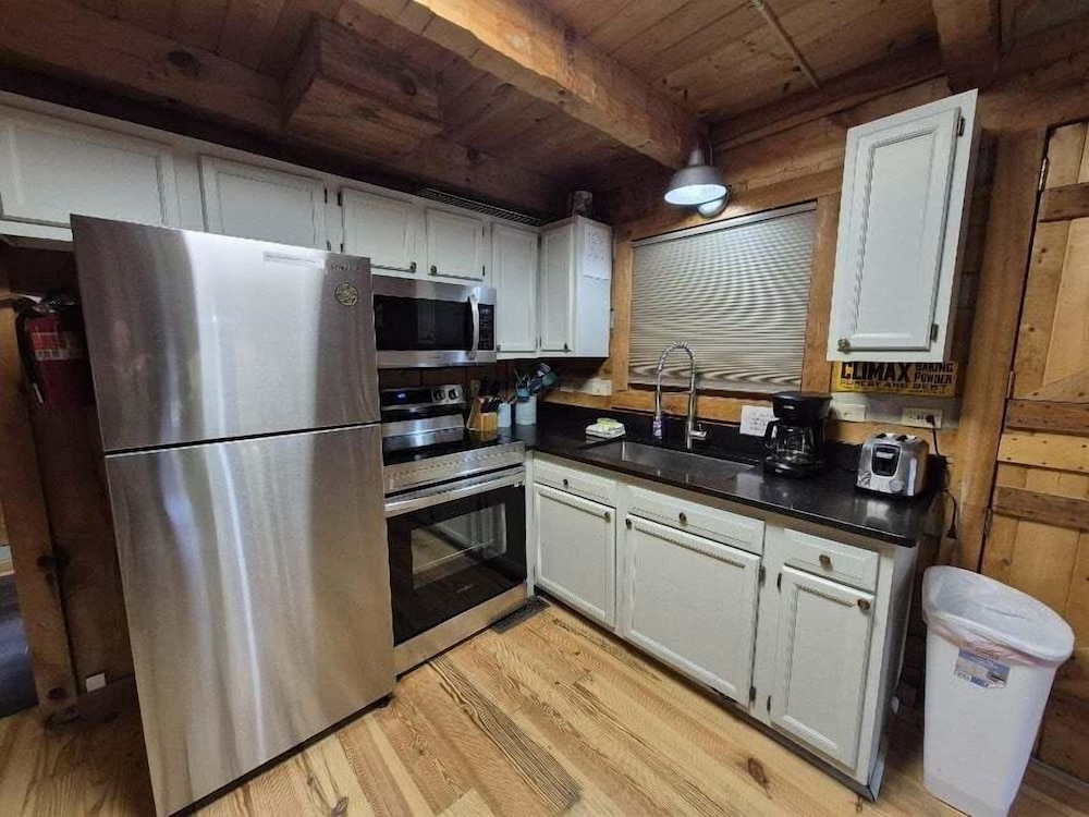 The Fur Traders Cabin- Pigeon Forge 2 Bedroom Cabin