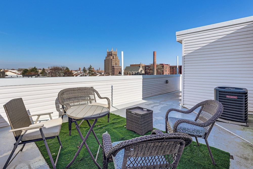 Modern Philly Oasis w/ Rooftop Deck & Game Lounge