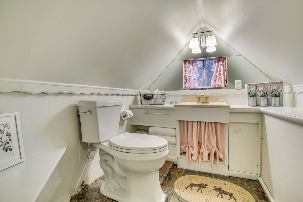 Hot Tub, Grill & Fire Pit: Cabin in Big Bear Lake