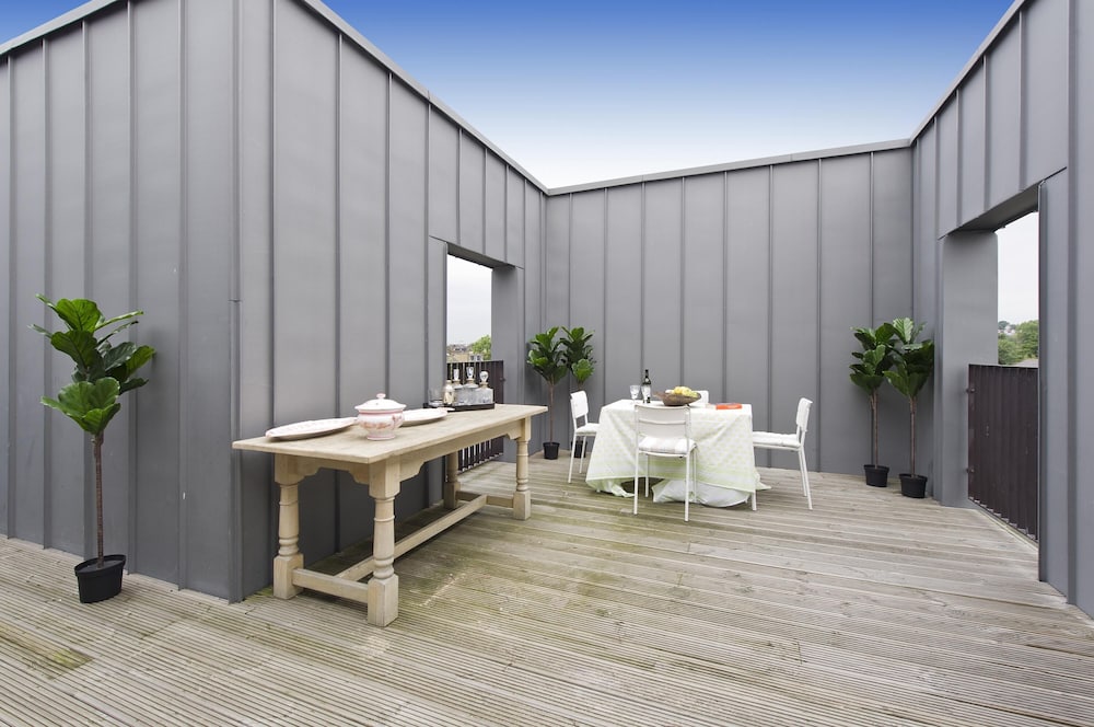 Fabulous 2-bed Penthouse Wimbledon