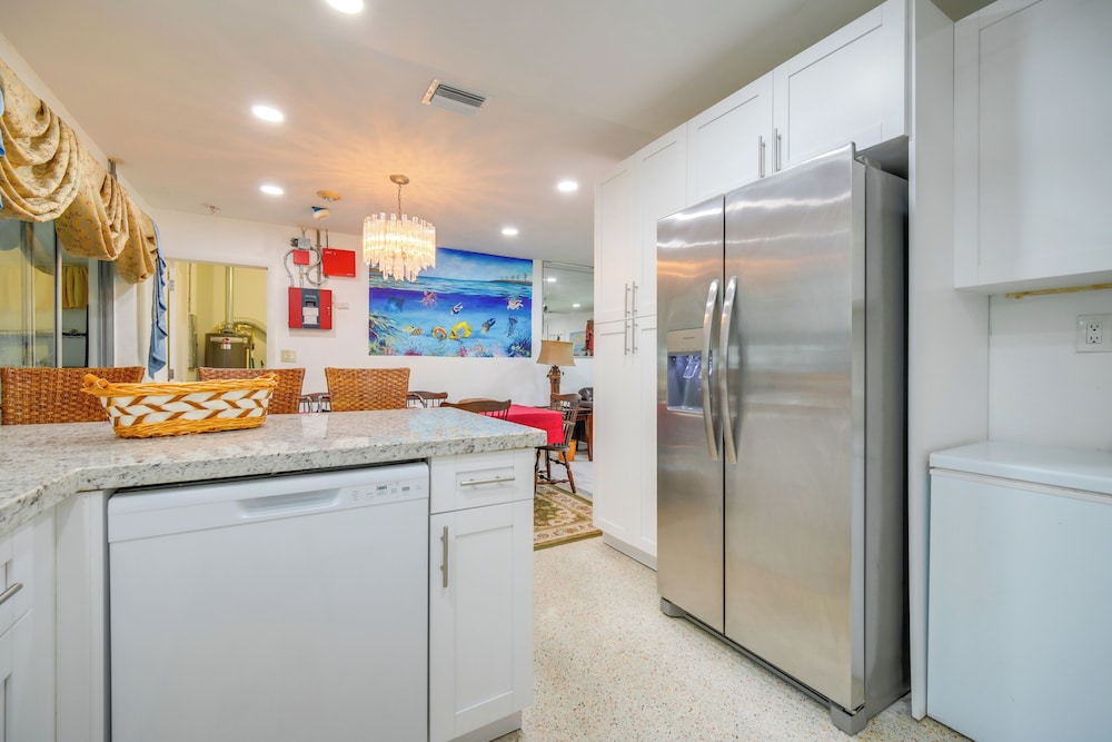 < 3 Mi to Hard Rock Stadium: Miami Home w/ Sunroom