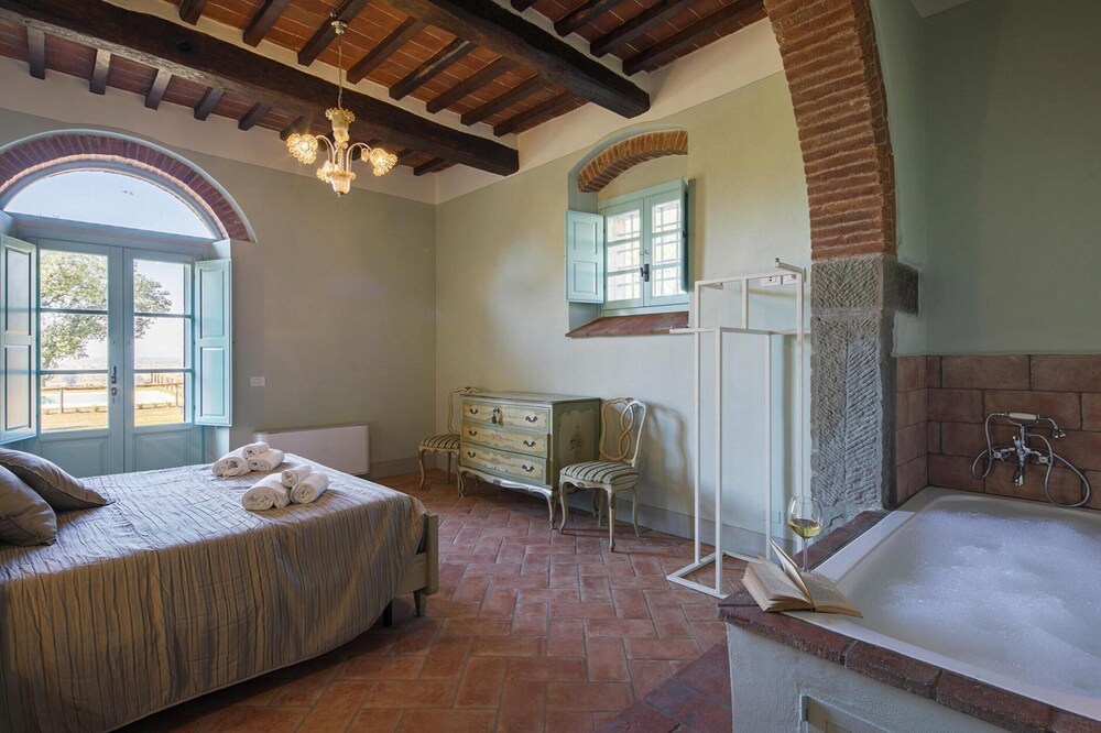 Beautiful Country House Villa Mezzavia With Private Pool in Costiglion Fiorentin view 4