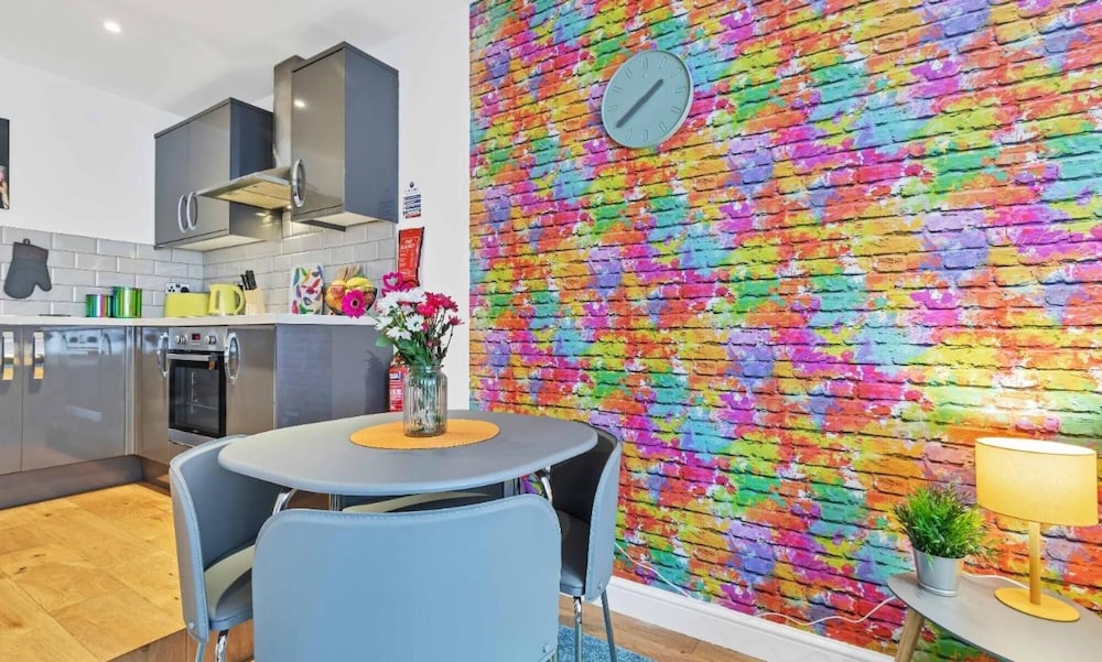 Rainbow Studio - Spacious City Centre - Close to sea - Sleeps 1 to 3 Guests