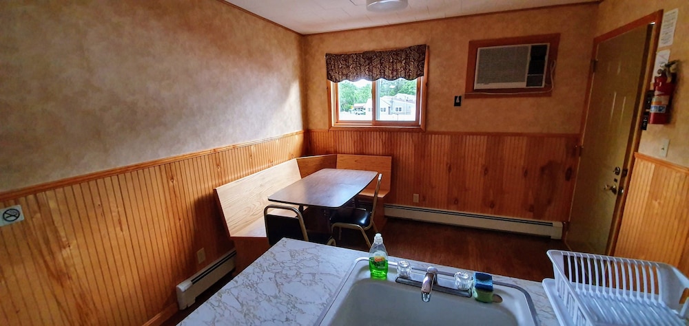 Red Ranch Motel
