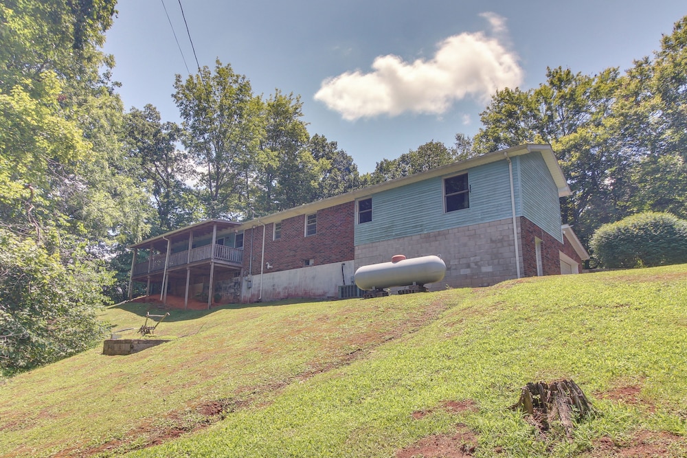 Family Home w/ Game Room! 1 Mi to Dale Hollow Lake