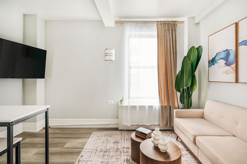 73-806 New 1BR 1bth UWS Doorman Gym