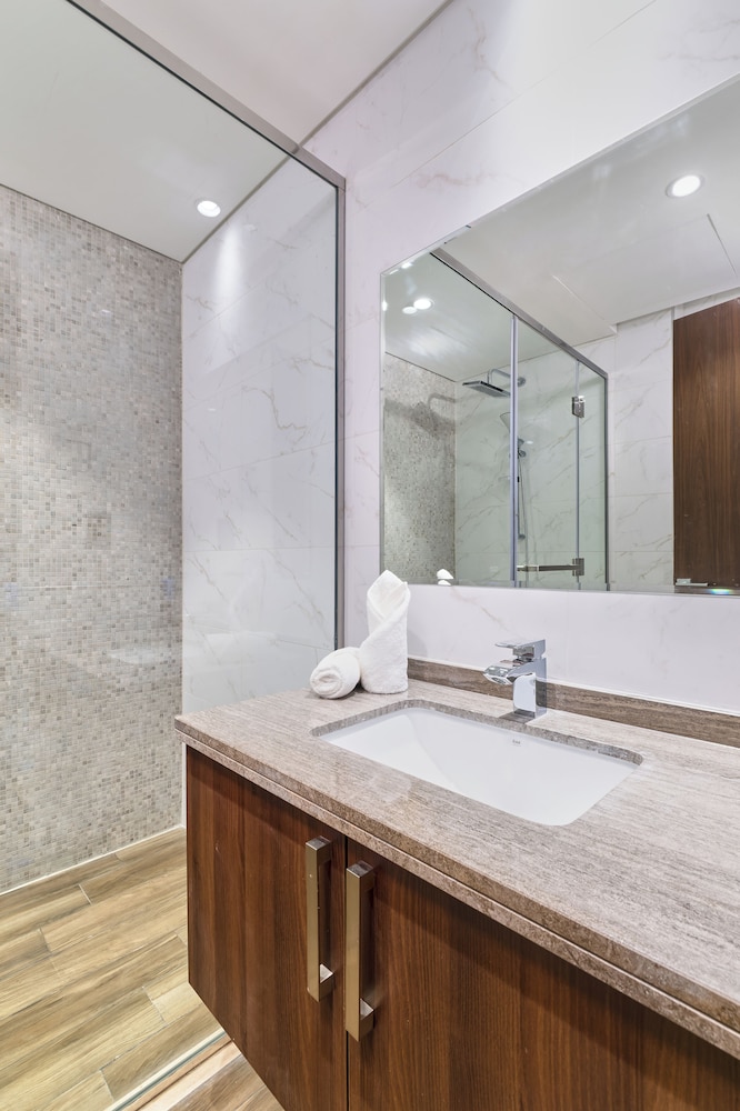 GLOBALSTAY. J One Tower Apartments