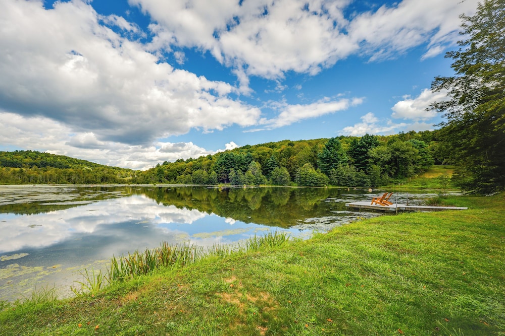 Waterfront New Albany Retreat w/ Therapy Animals