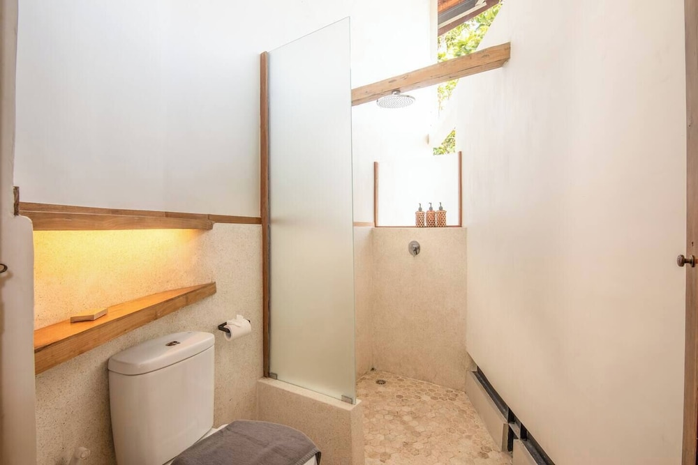 Chic 1-br Villa With Pool, 800m From Echo Beach