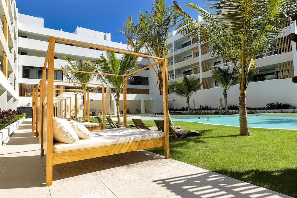 Chic 2BR Stay w Terrace Picuzzi 5 Min to Beach