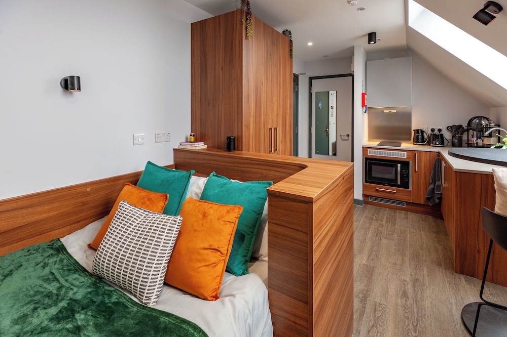 Students Only Straits Egham - 40 mins to Waterloo - Direct Bus to Heathrow