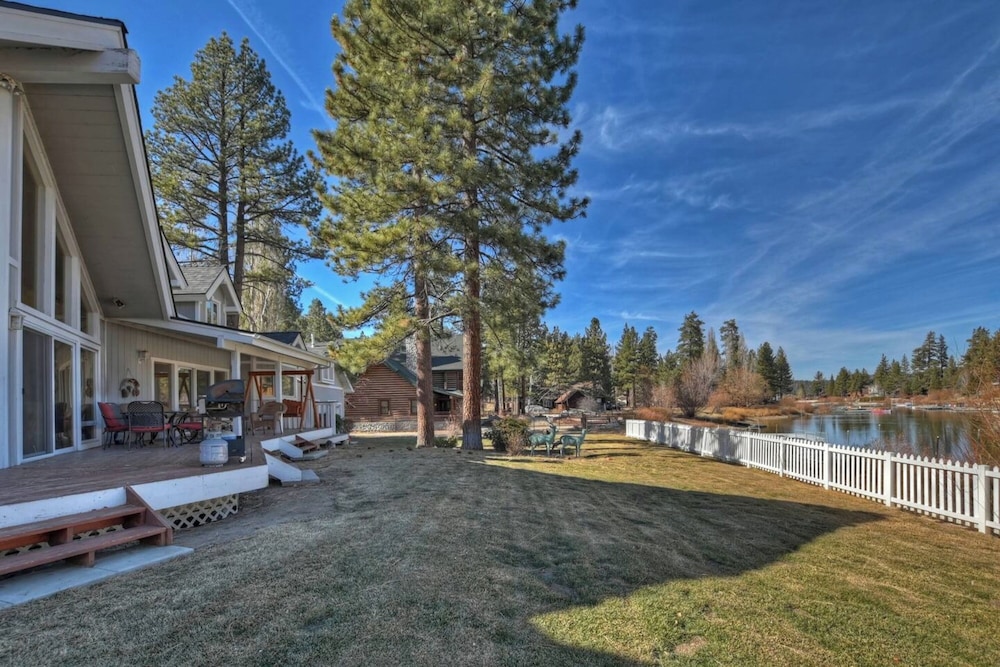 Lakefront Estate with Views and Hot tub