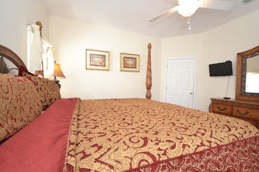 Beautiful 5 Bedroom Home With Large South-facing Pool - Image 4