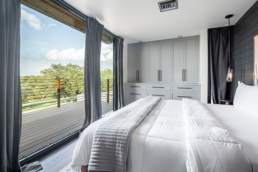 Luxury Hill Country Container Home - Near Alamo Springs Cafe