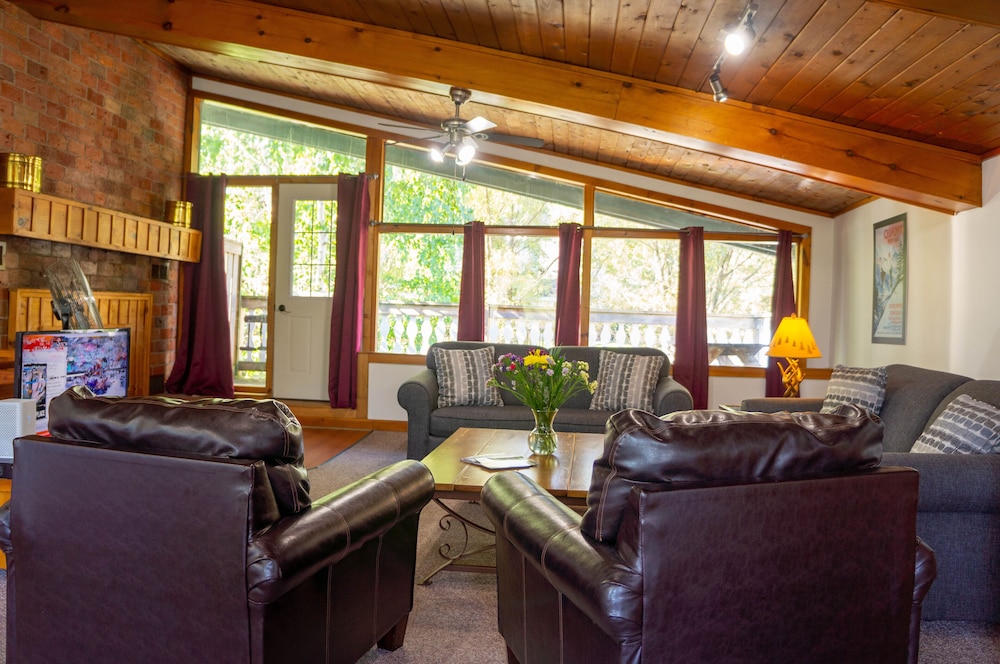 4 bedroom Blue Mountain Cottage with Private Beach Access, BBQ, Petfriendly