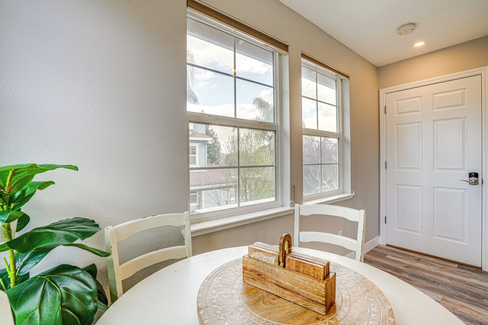 Pool & Hot Tub Access: Brentwood Getaway!