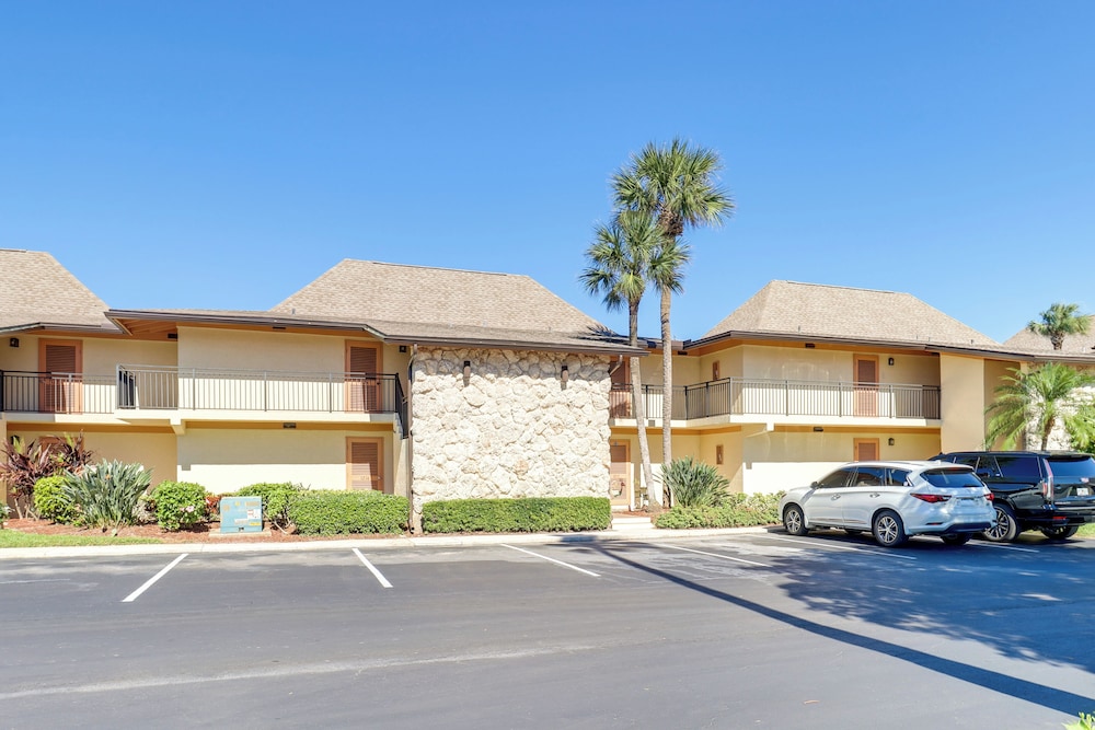 Walk to Blue Heron Beach: 1st-floor Lakefront Unit