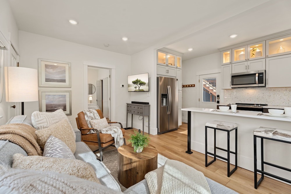 Chic Luxury Retreat in Old Town Walk Everywhere!
