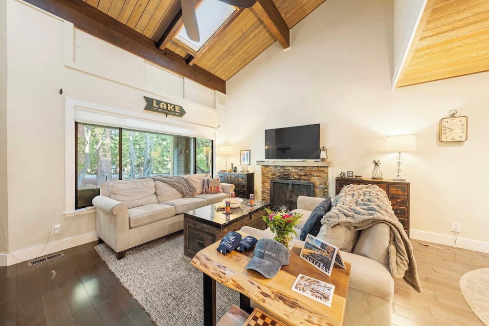 Near Ski, Beach, & Hiking Trails + Clubhouse Pool & Hot Tub Access Juanita Blue by Avantstay